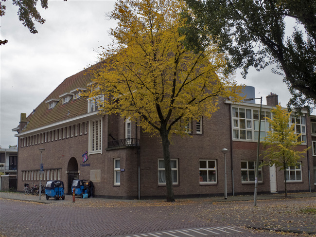 Kleuterschool. Links Fizeaustraat, rechts Fahrenheitsingel.
              <br/>
              Corrie Groen, 2015-10-22